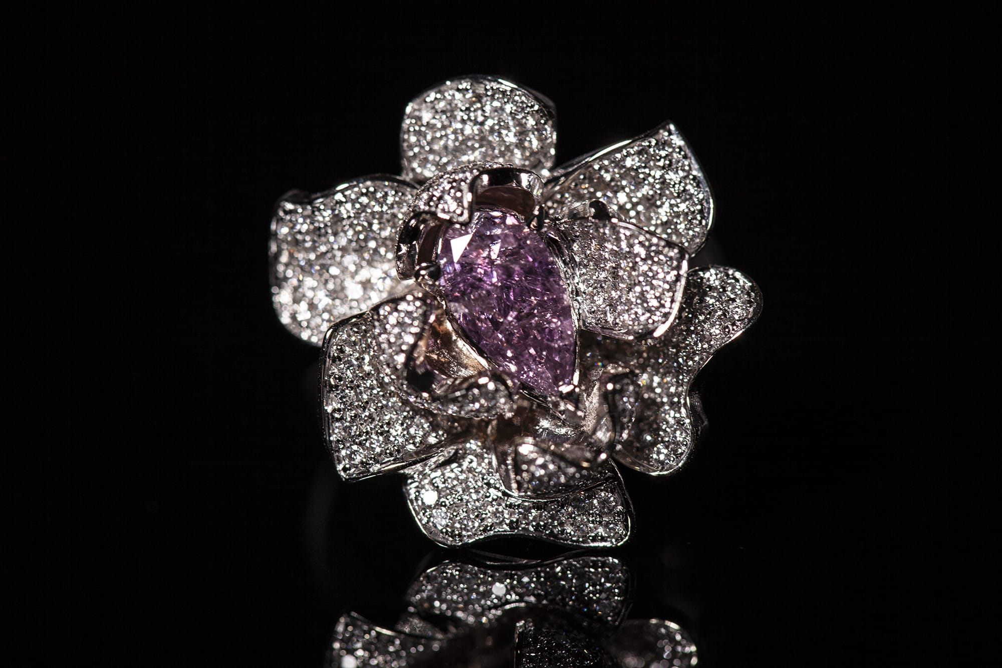 Haute joaillerie ring with a rare coloured diamond