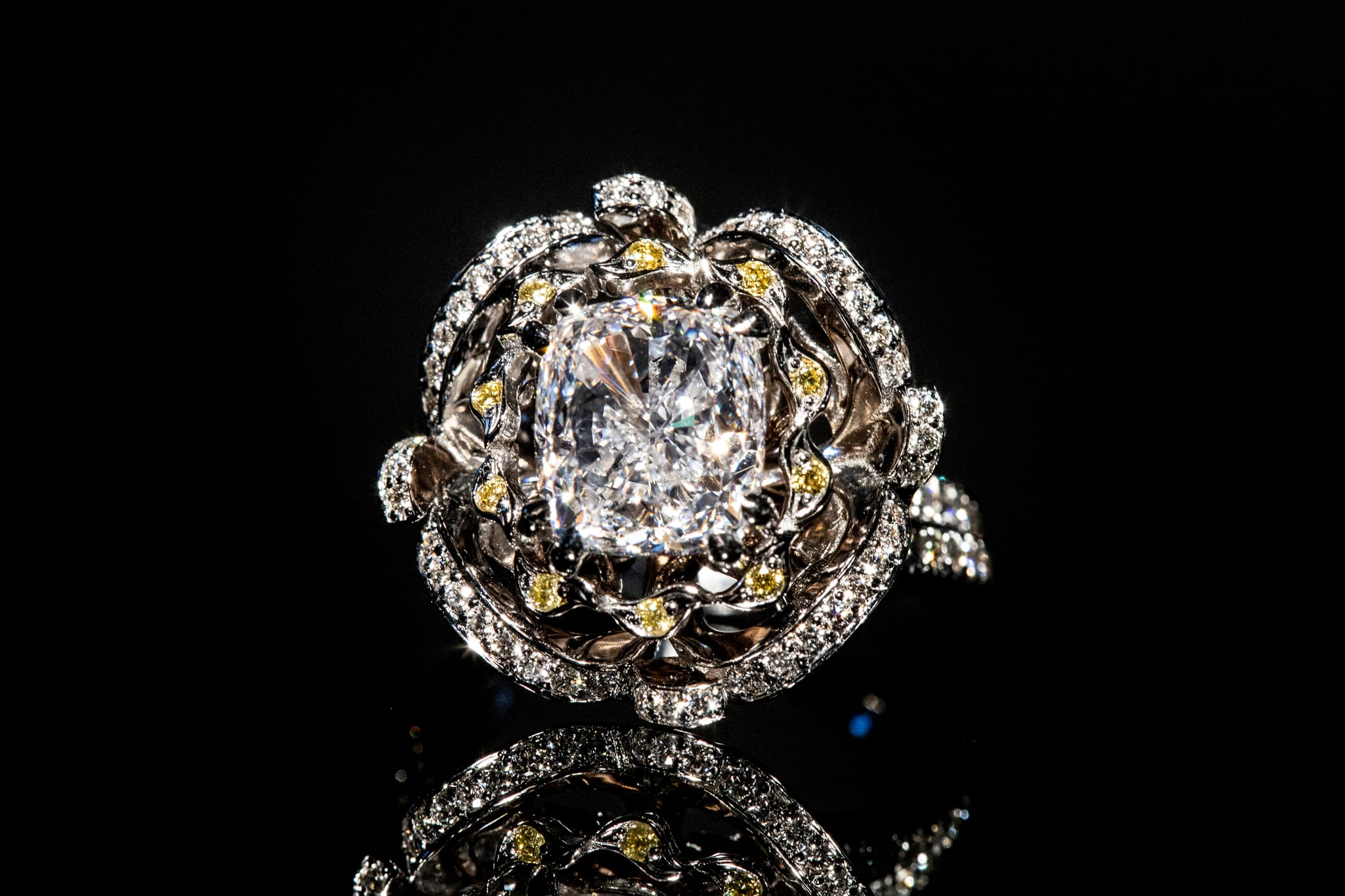 Blue sapphire halo ring in yellow gold